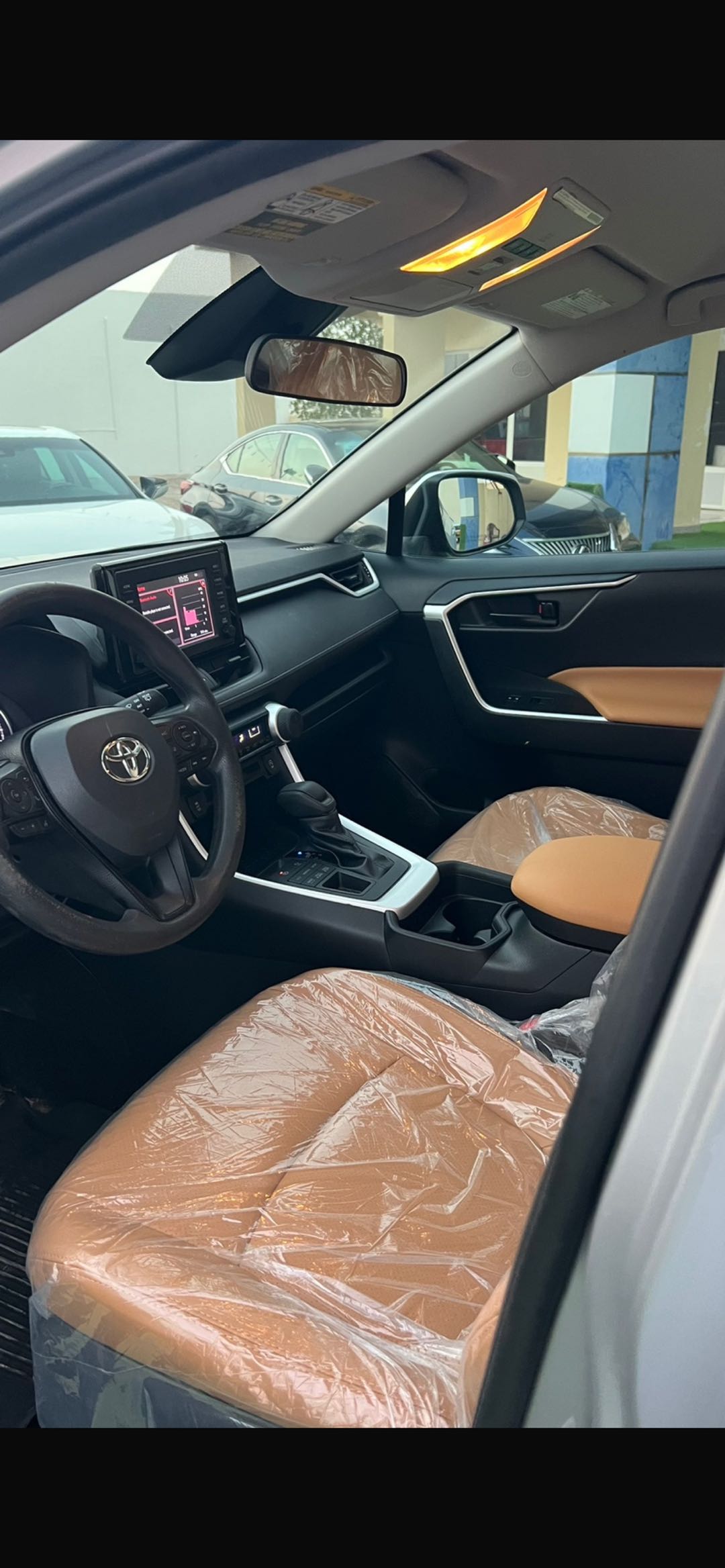 Car Image 2019 TOYOTA RAV4 LE