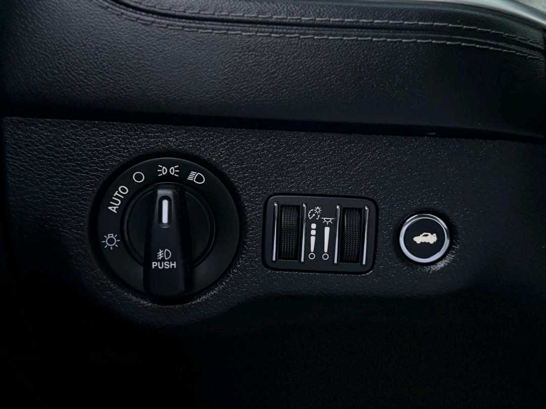 Car Image 2019 DODGE CHARGER GT