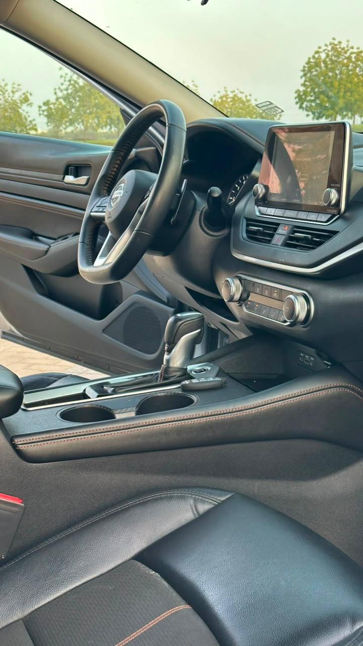 Car Image 2021 NISSAN ALTIMA SR