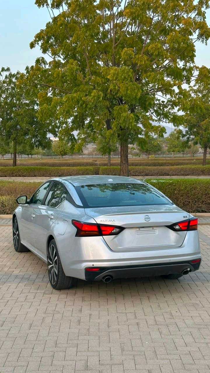 Car Image 2021 NISSAN ALTIMA SR