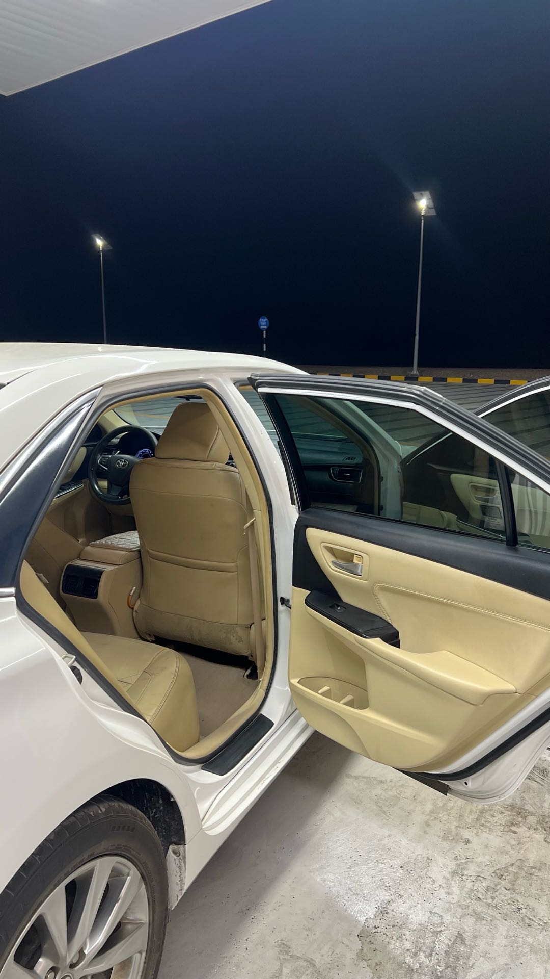 Car Image 2015 TOYOTA CAMRY XLE