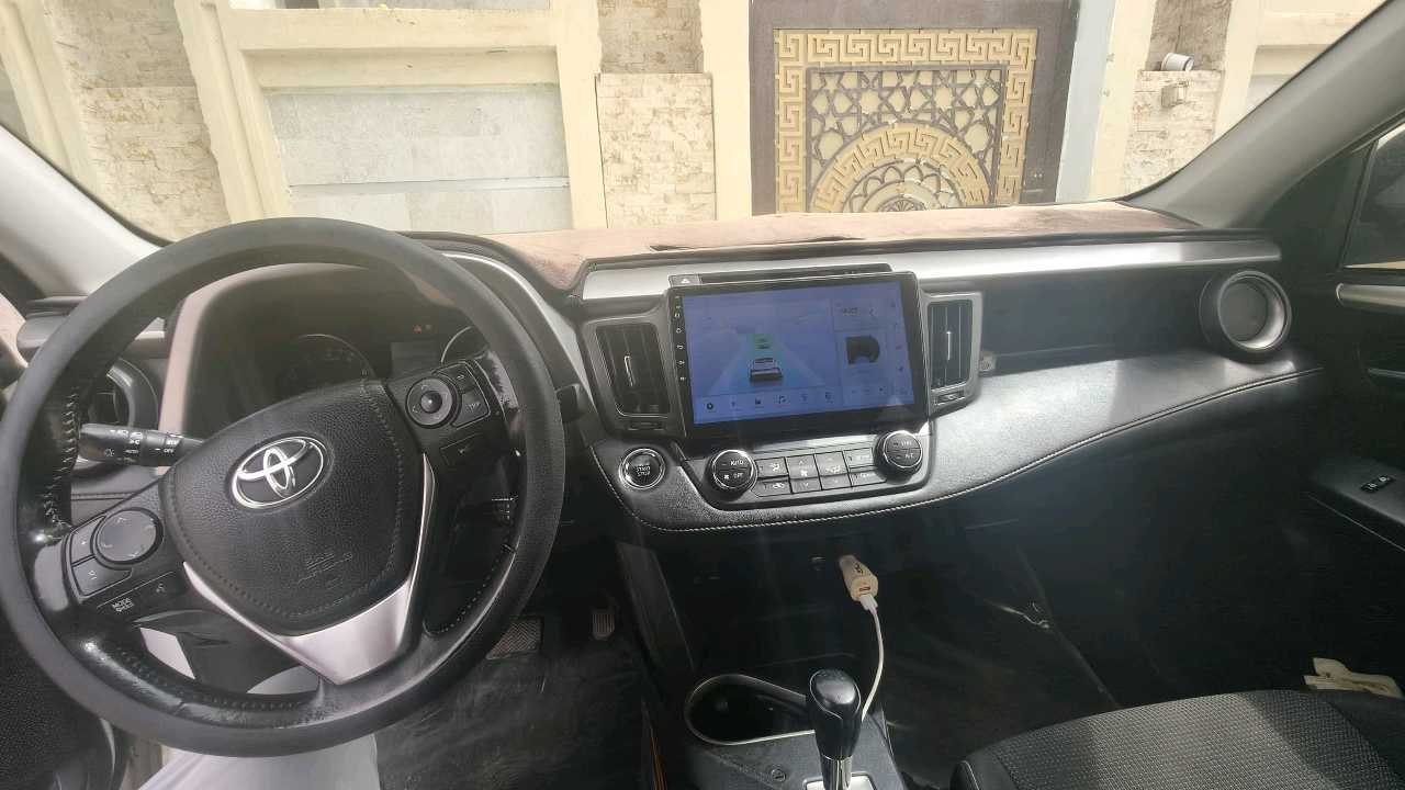 Car Image 2018 TOYOTA RAV4 XLE