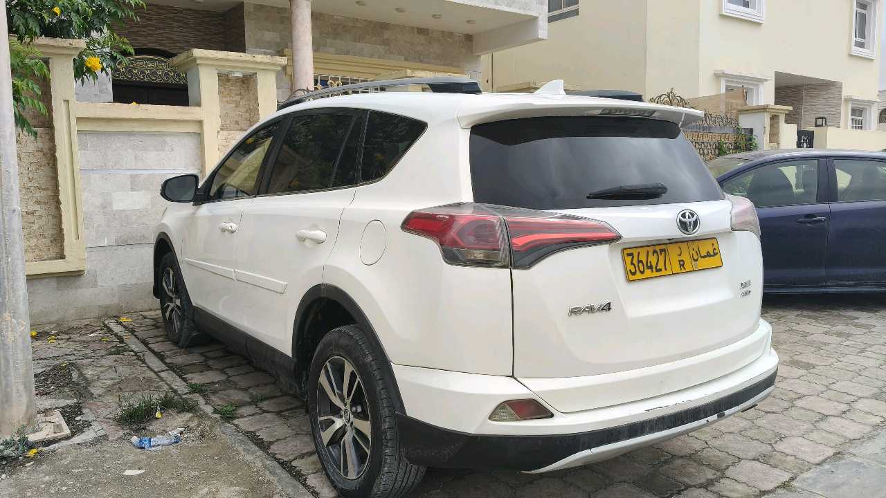 Car Image 2018 TOYOTA RAV4 XLE