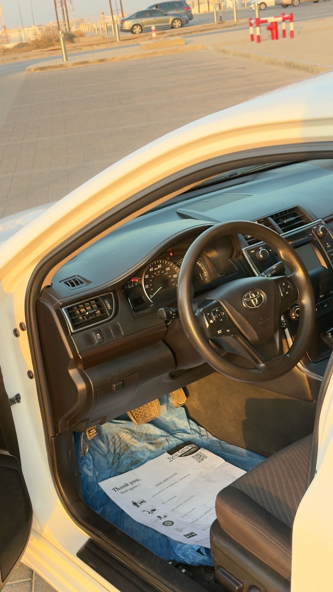 Car Image 2015 TOYOTA CAMRY LE