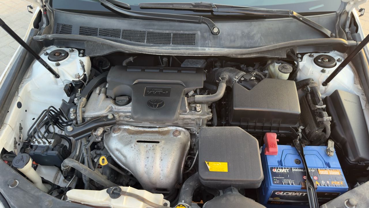 Car Image 2015 TOYOTA CAMRY LE
