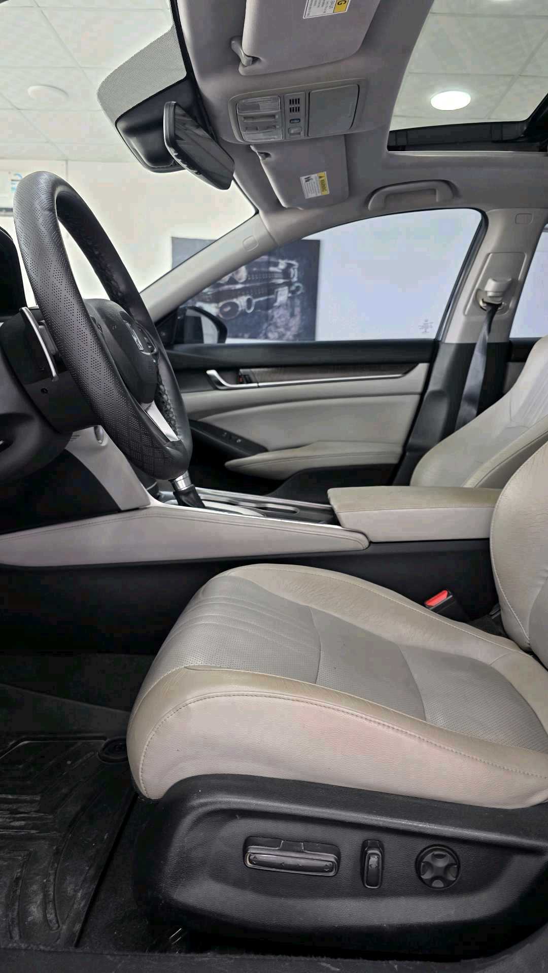 Car Image 2018 HONDA ACCORD TOURING