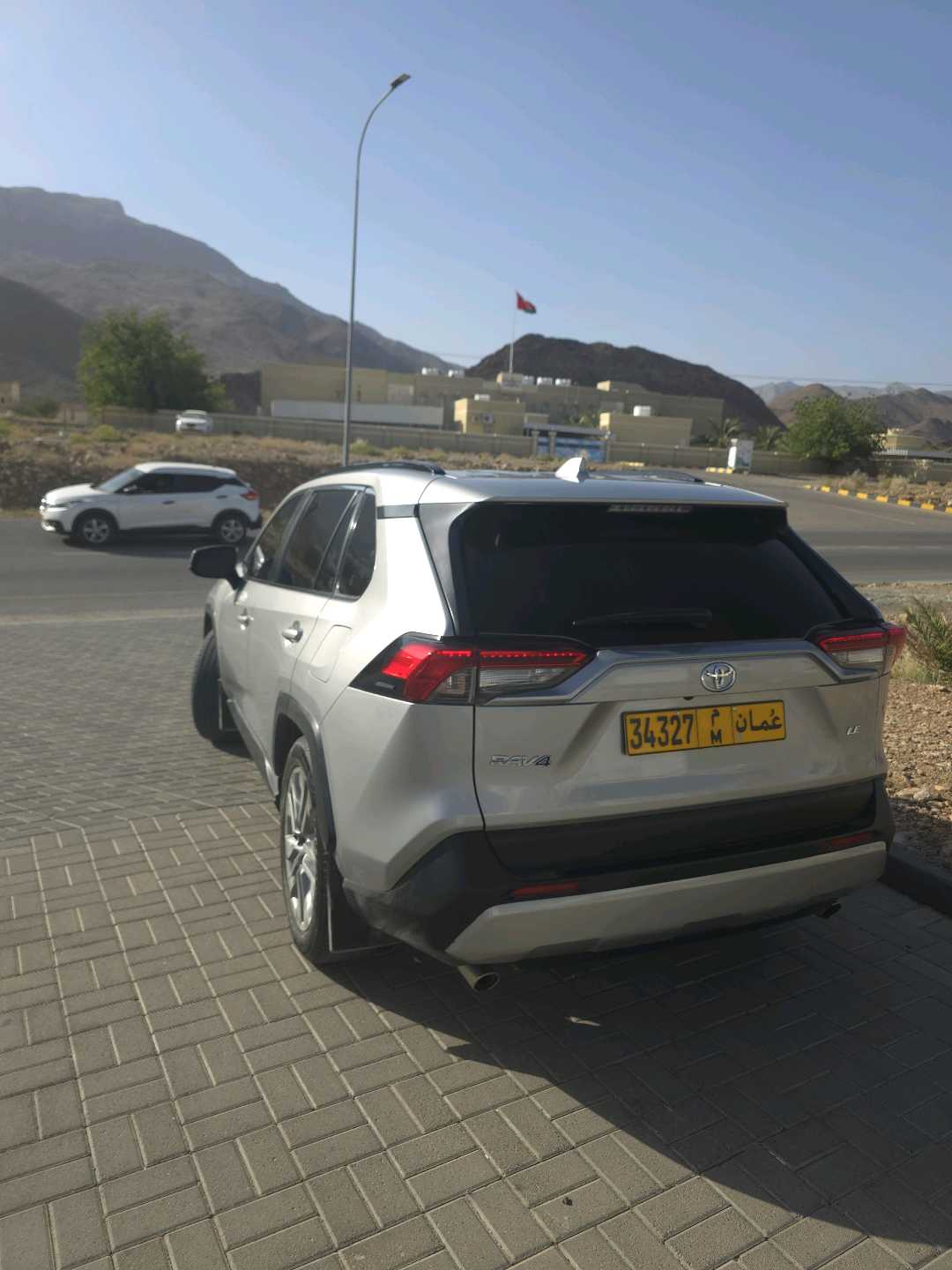 Car Image 2019 TOYOTA RAV4 LE