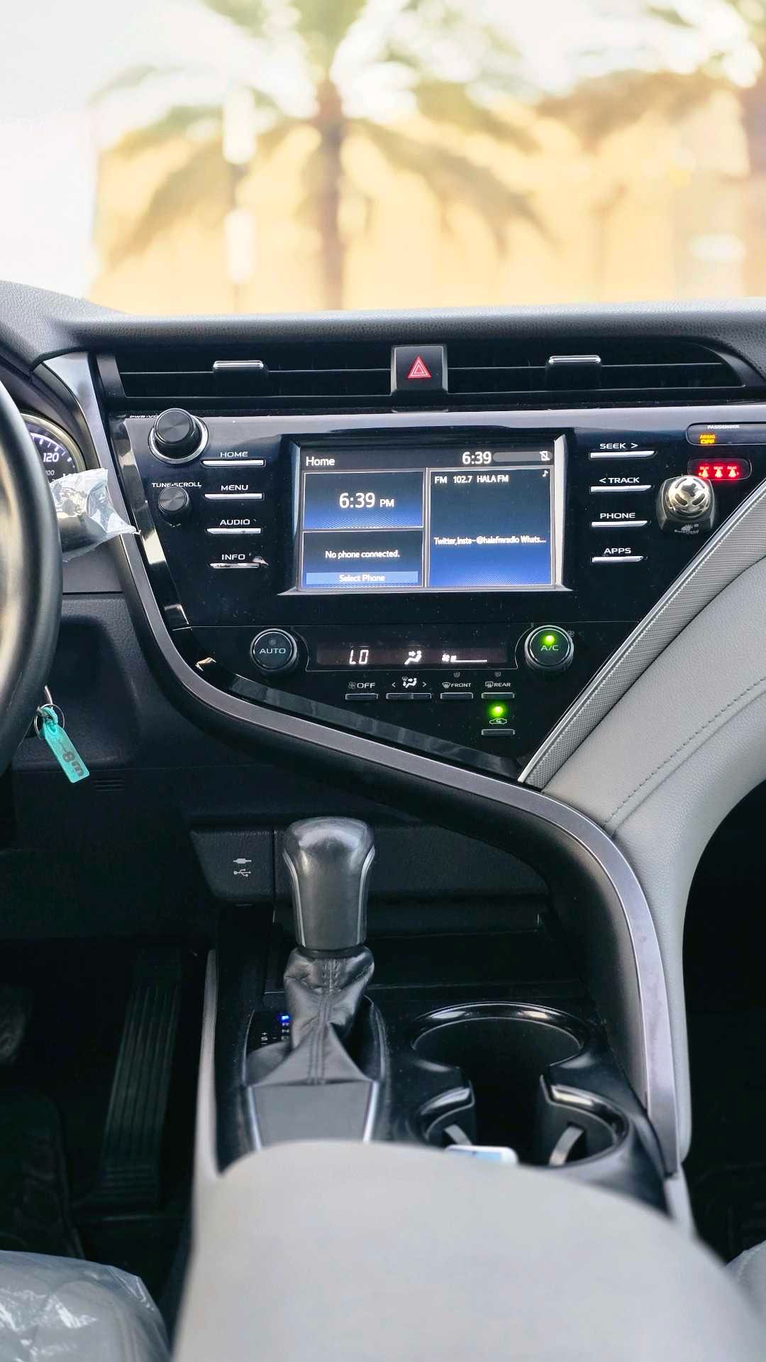 Car Image 2018 TOYOTA CAMRY SE