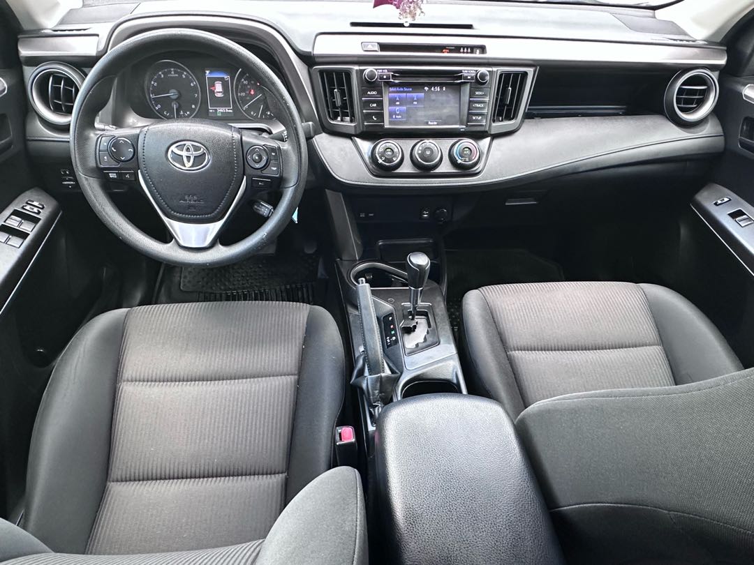 Car Image 2018 TOYOTA RAV4 LE