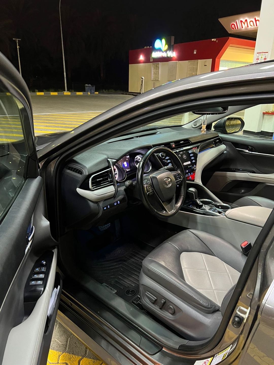 Car Image 2019 TOYOTA CAMRY XLE