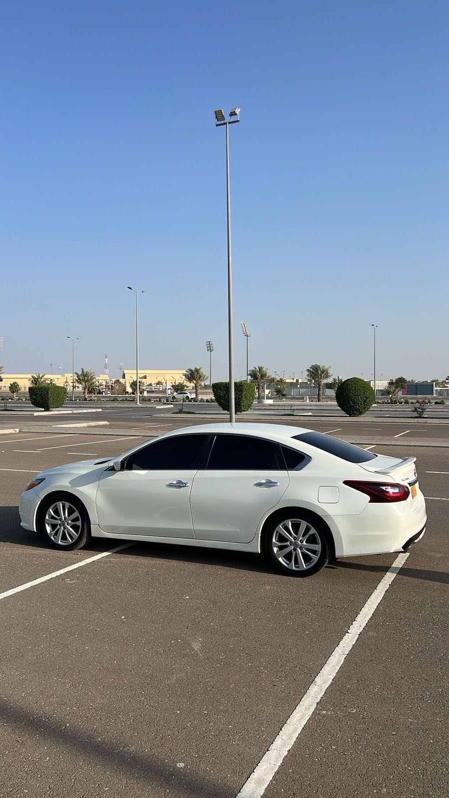 Car Image 2017 NISSAN ALTIMA SR