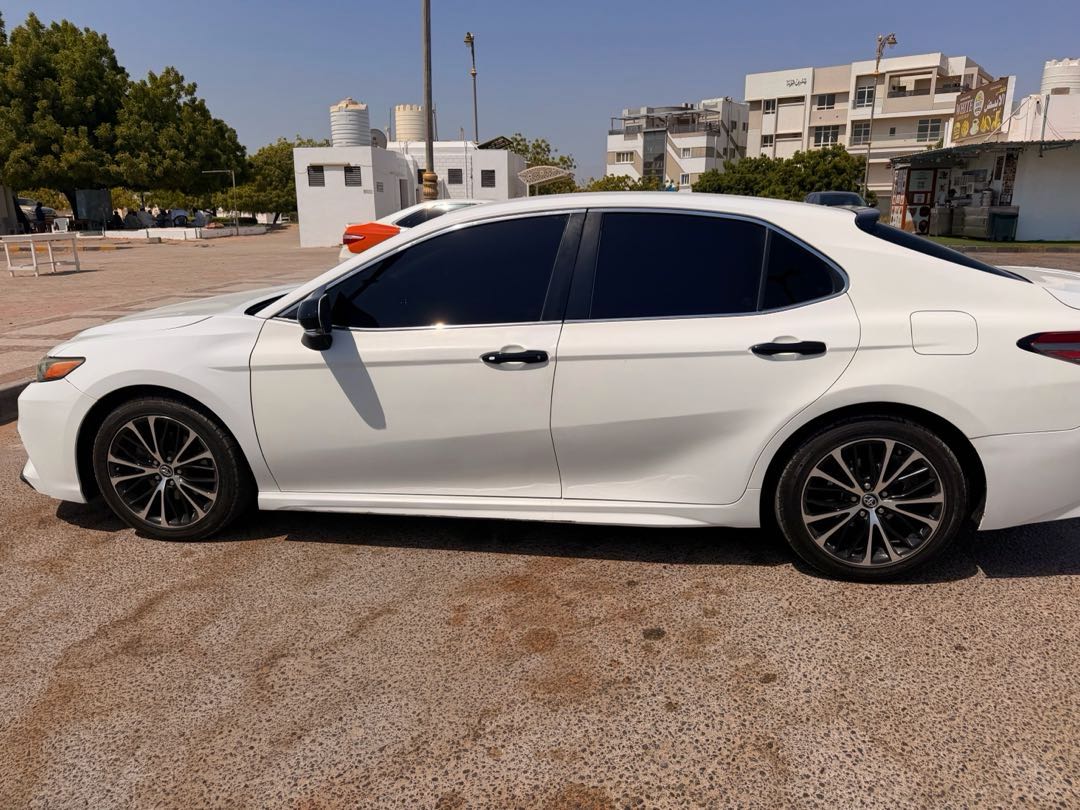 Car Image 2018 TOYOTA CAMRY SE