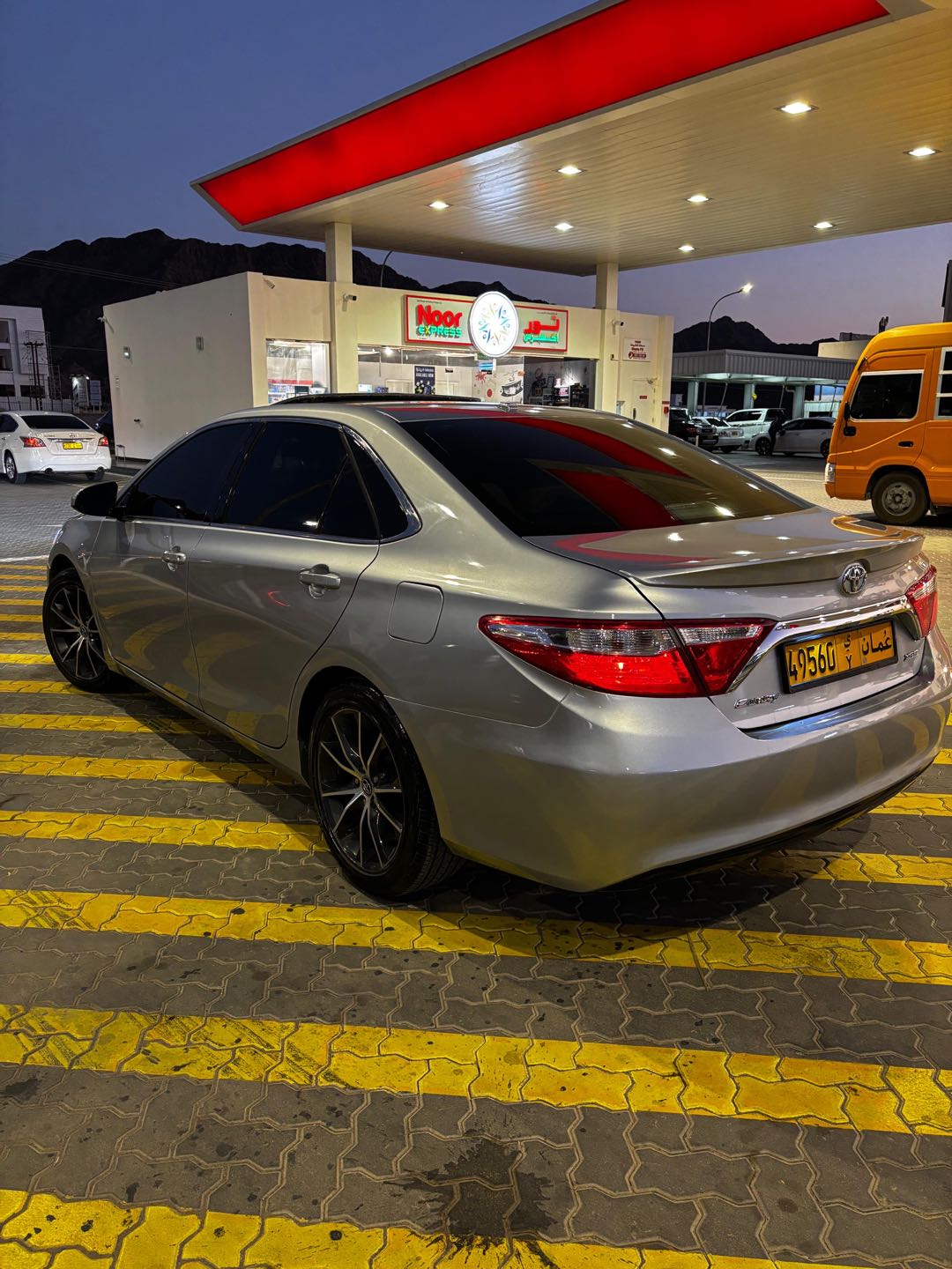 Car Image 2016 TOYOTA CAMRY XLE