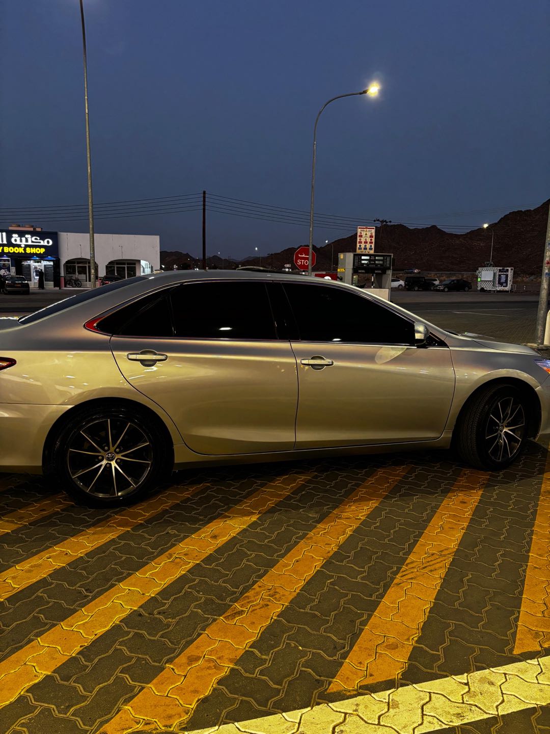 Car Image 2016 TOYOTA CAMRY XLE