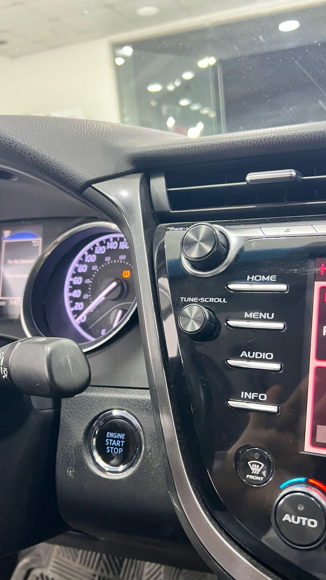 Car Image 2018 TOYOTA CAMRY SE