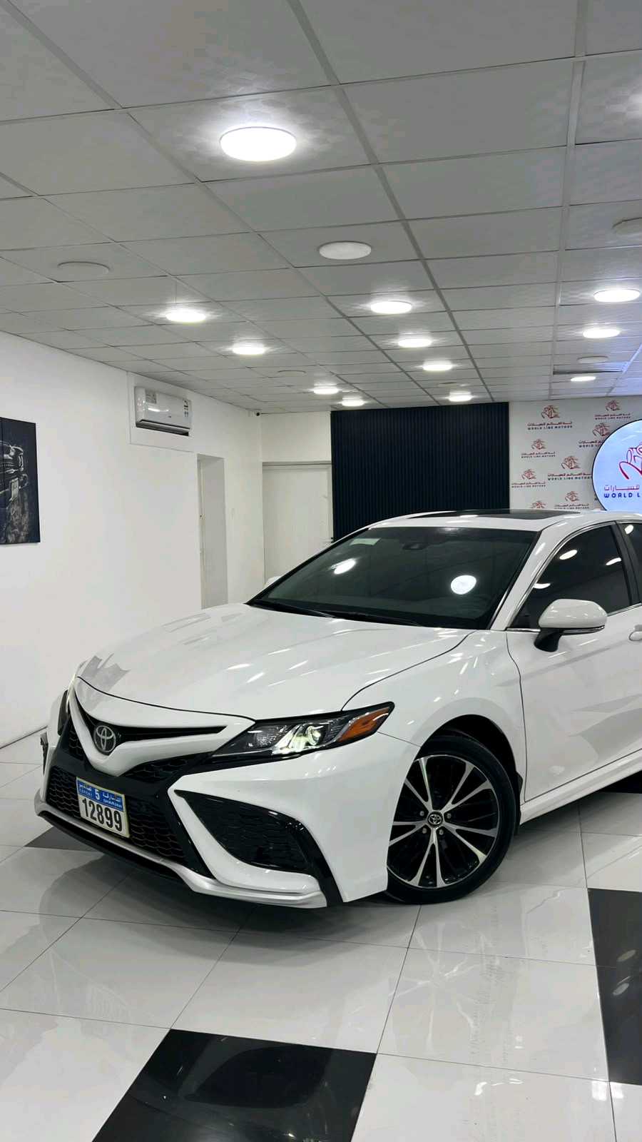 Car Image 2018 TOYOTA CAMRY SE