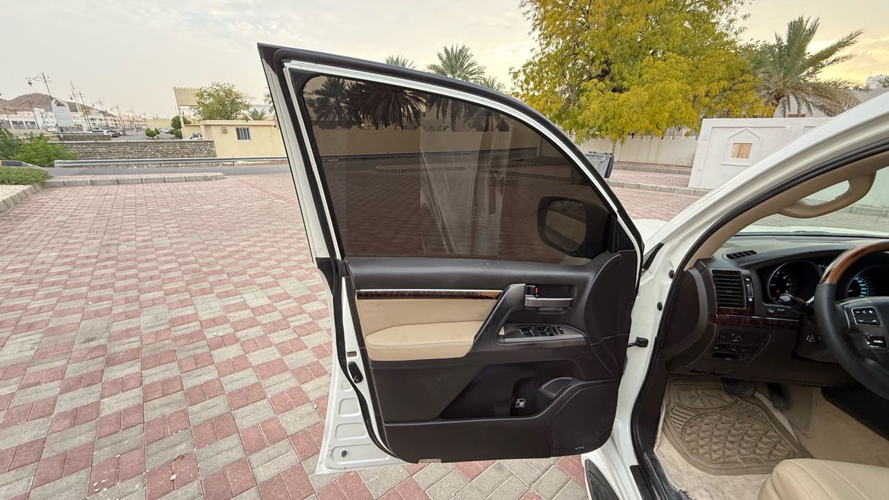 Car Image 2011 TOYOTA LAND CRUISER VX.R