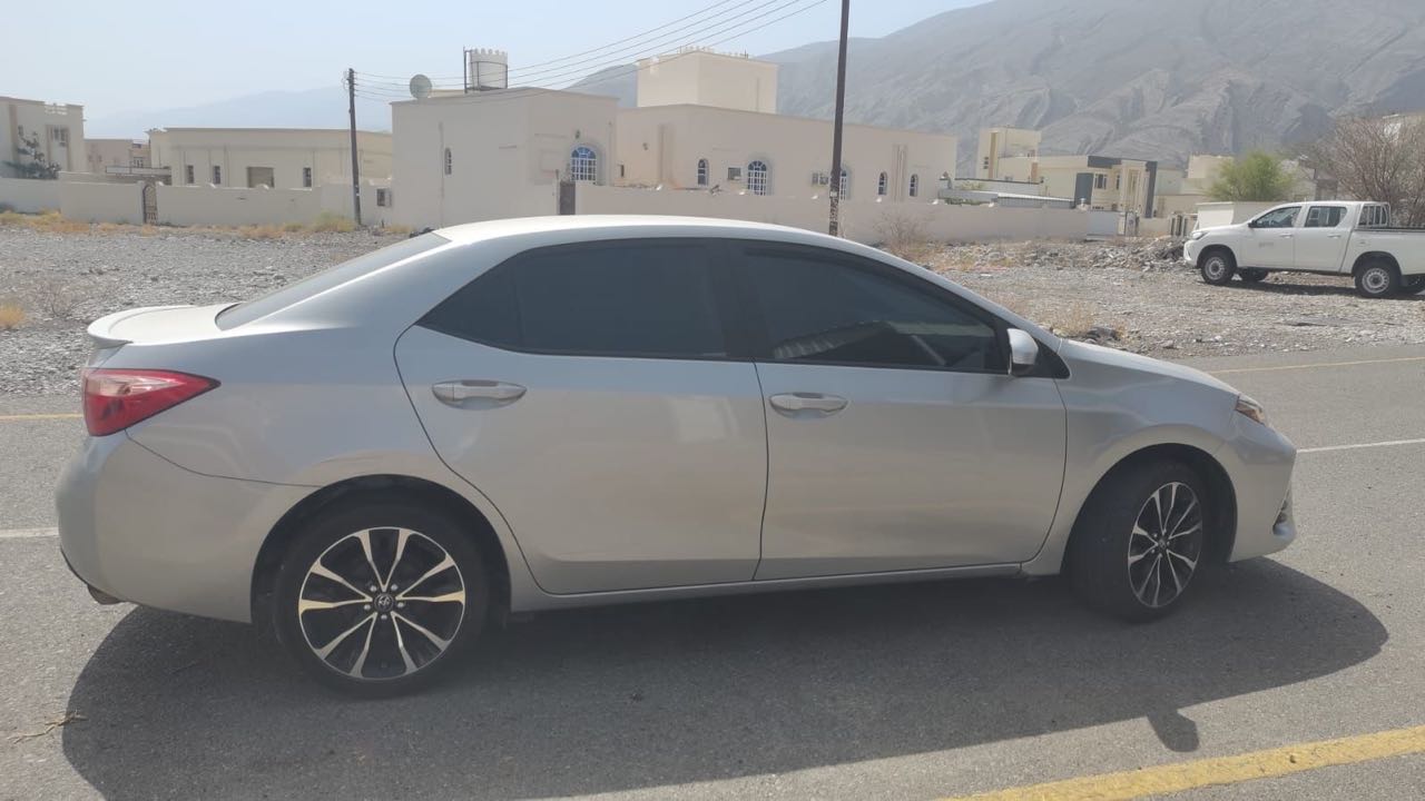 Car Image 2018 TOYOTA COROLLA LE