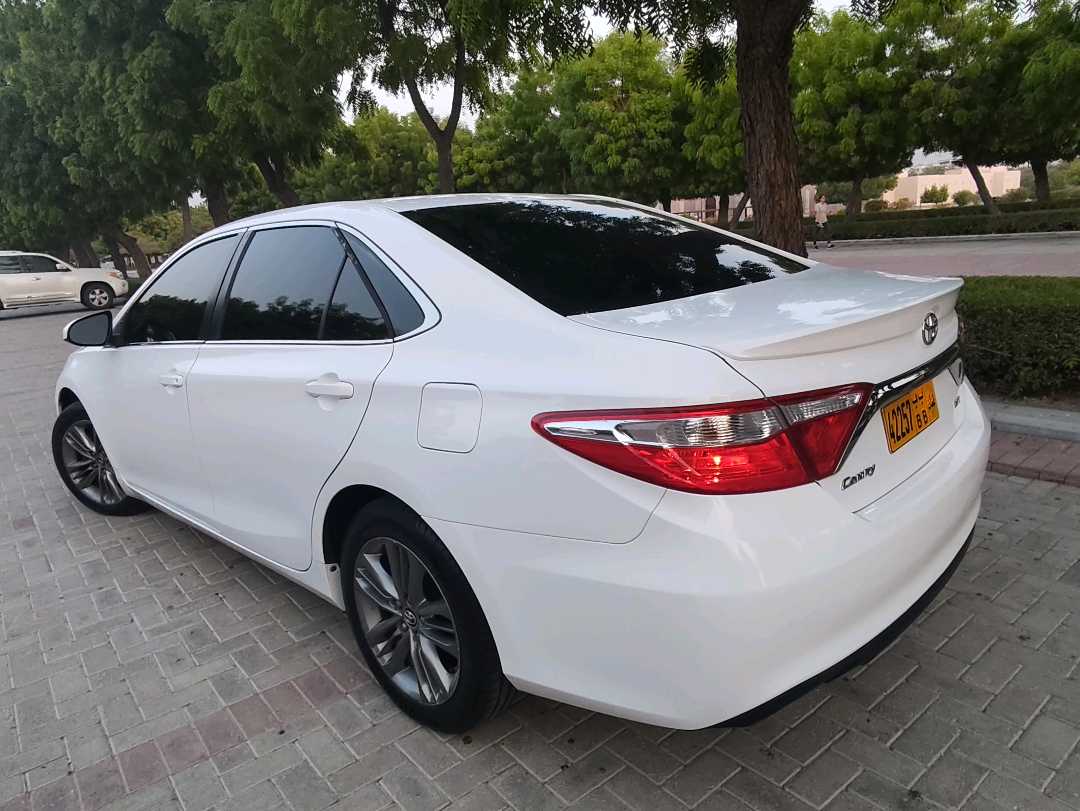 Car Image 2015 TOYOTA CAMRY SE
