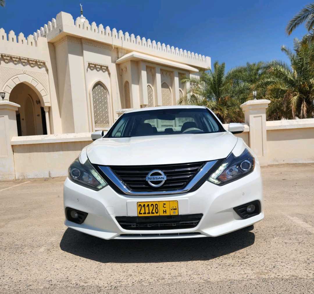 Car Image 2017 NISSAN ALTIMA SR