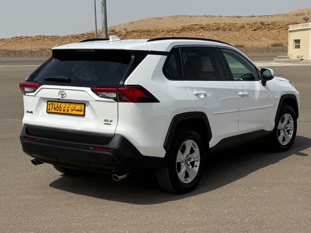 Car Image 2019 TOYOTA RAV4 XLE