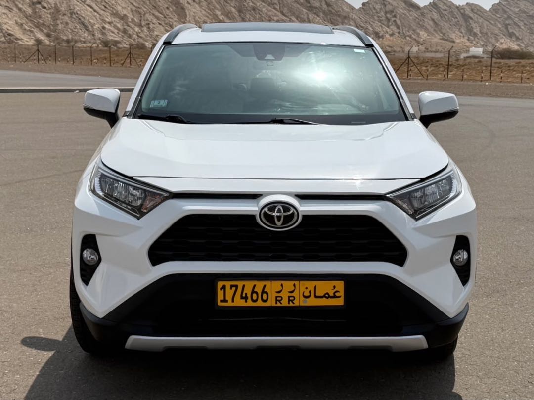 Car Image 2019 TOYOTA RAV4 XLE
