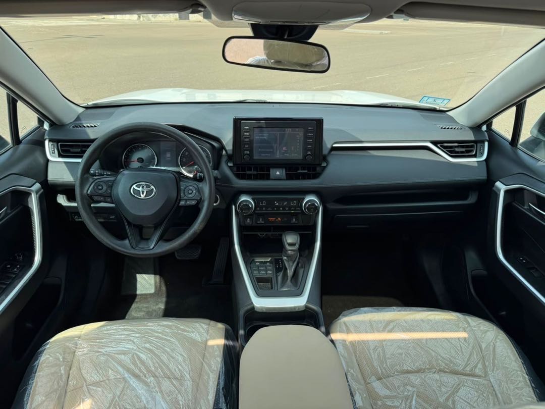 Car Image 2019 TOYOTA RAV4 XLE
