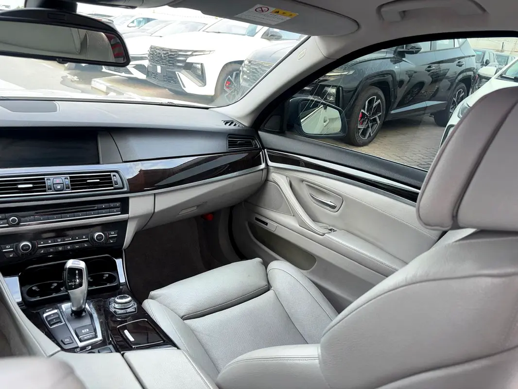 Car Image 2011 BMW 5 SERIES 550