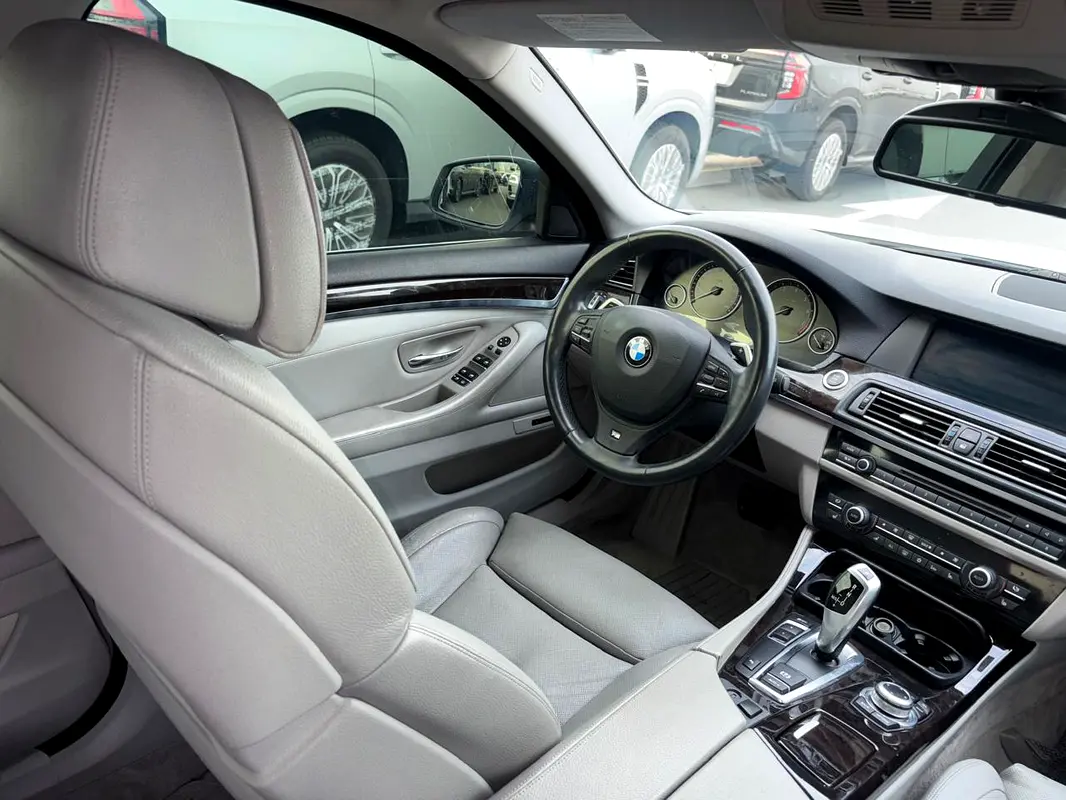 Car Image 2011 BMW 5 SERIES 550