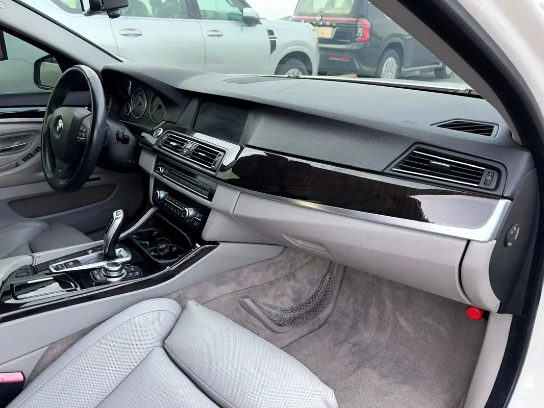 Car Image 2011 BMW 5 SERIES 550