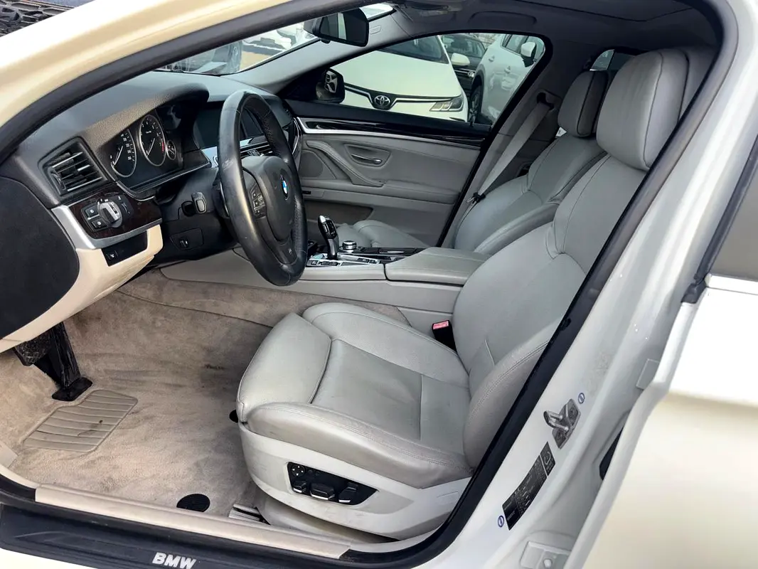 Car Image 2011 BMW 5 SERIES 550