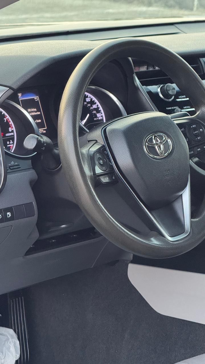 Car Image 2018 TOYOTA CAMRY LE
