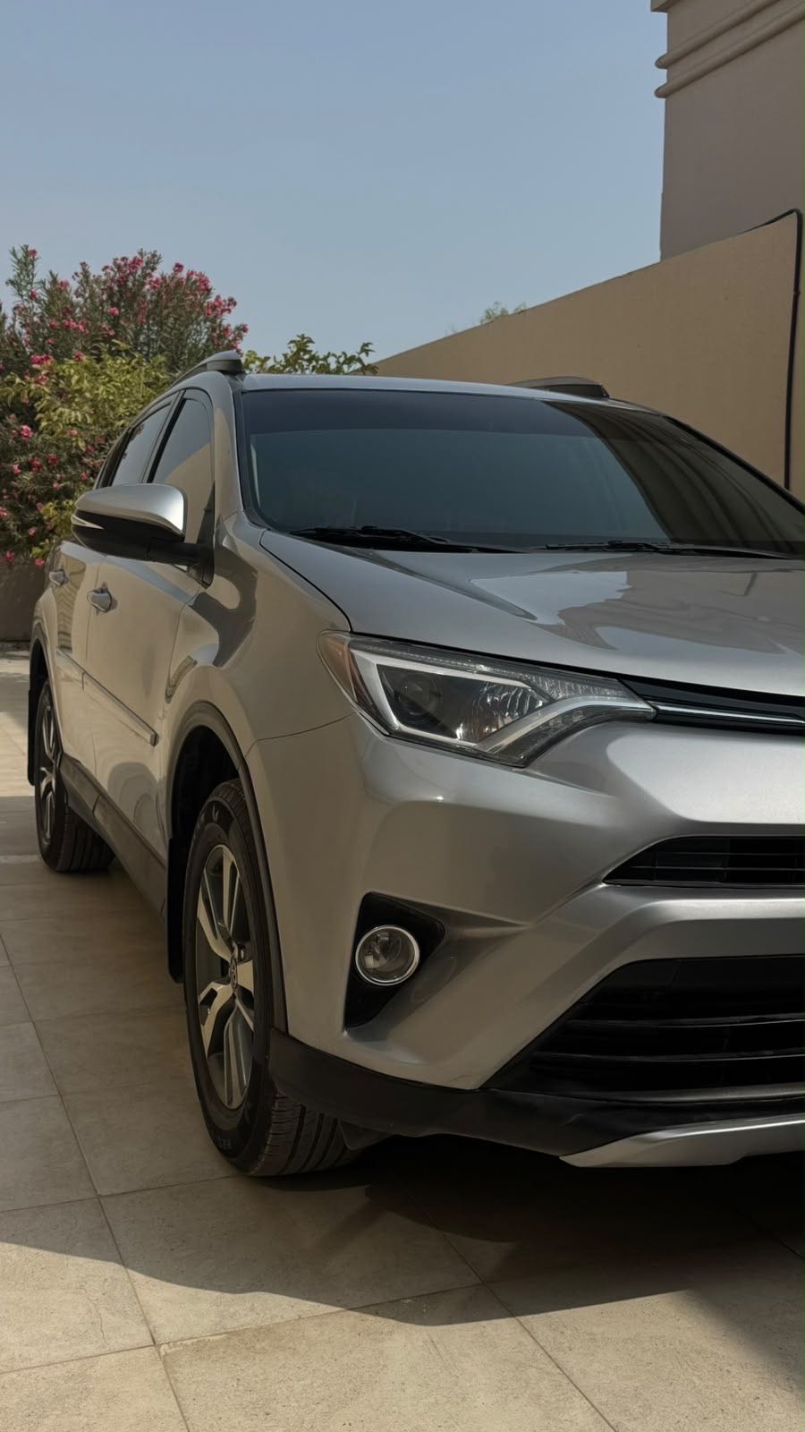 Car Image 2018 TOYOTA RAV4 LE