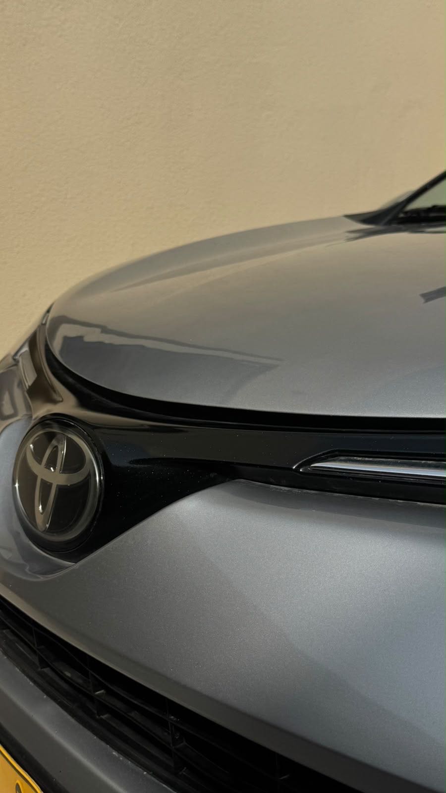 Car Image 2018 TOYOTA RAV4 LE