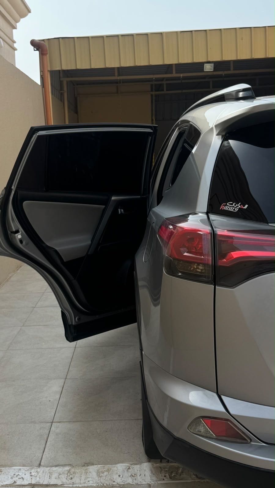 Car Image 2018 TOYOTA RAV4 LE