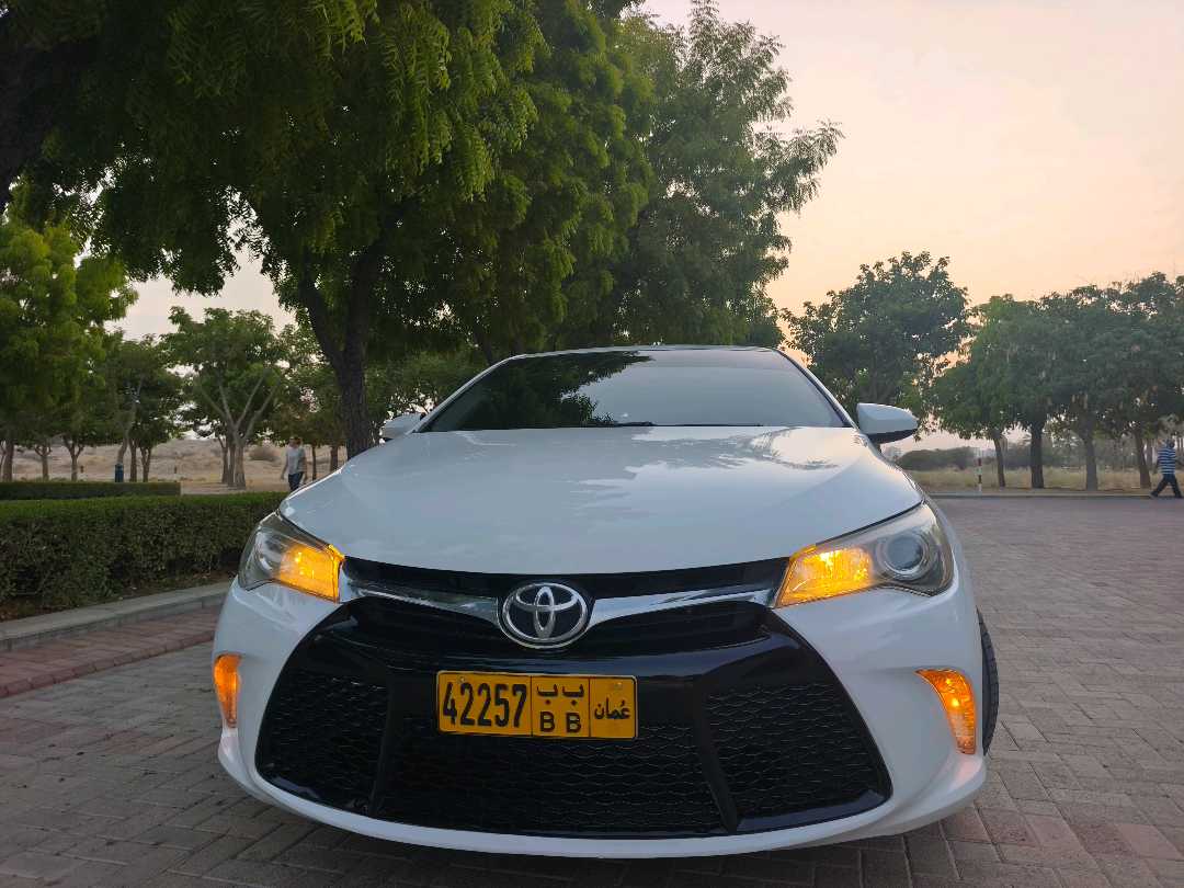 Car Image 2015 TOYOTA CAMRY SE