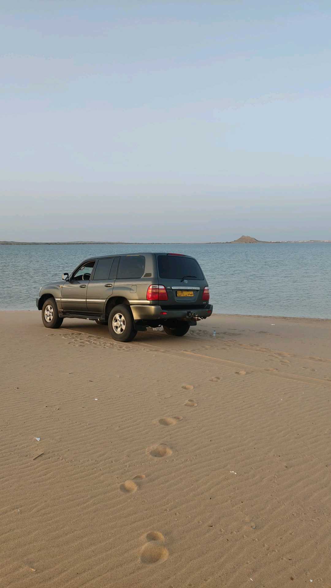 Car Image 1998 TOYOTA LAND CRUISER 