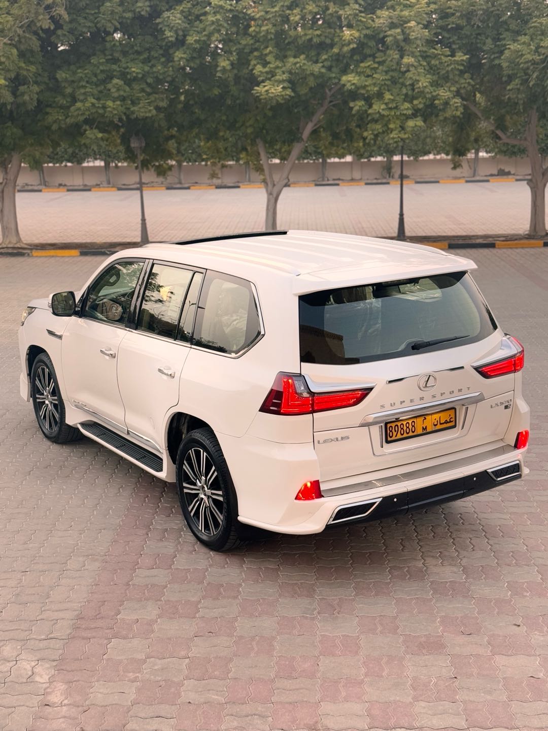 Car Image 2018 LEXUS LX 570