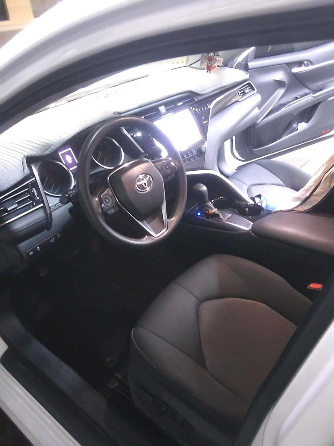 Car Image 2020 TOYOTA CAMRY LE