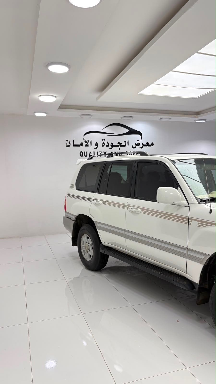 Car Image 1998 TOYOTA LAND CRUISER VX.R