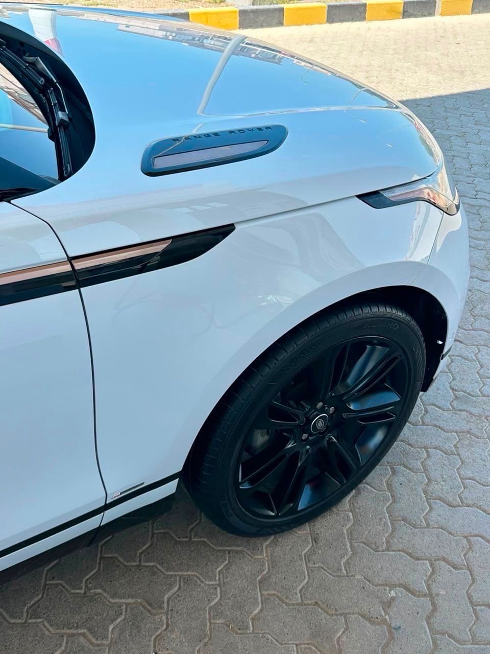 Car Image 2019 LAND ROVER VELAR 