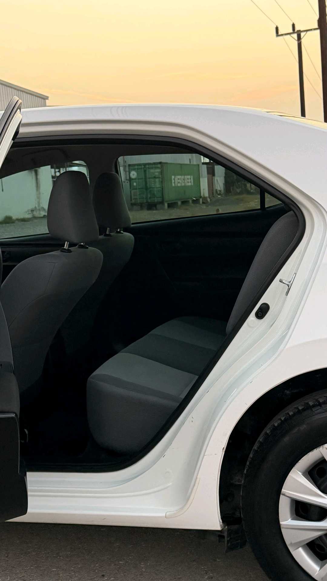 Car Image 2017 TOYOTA COROLLA LE