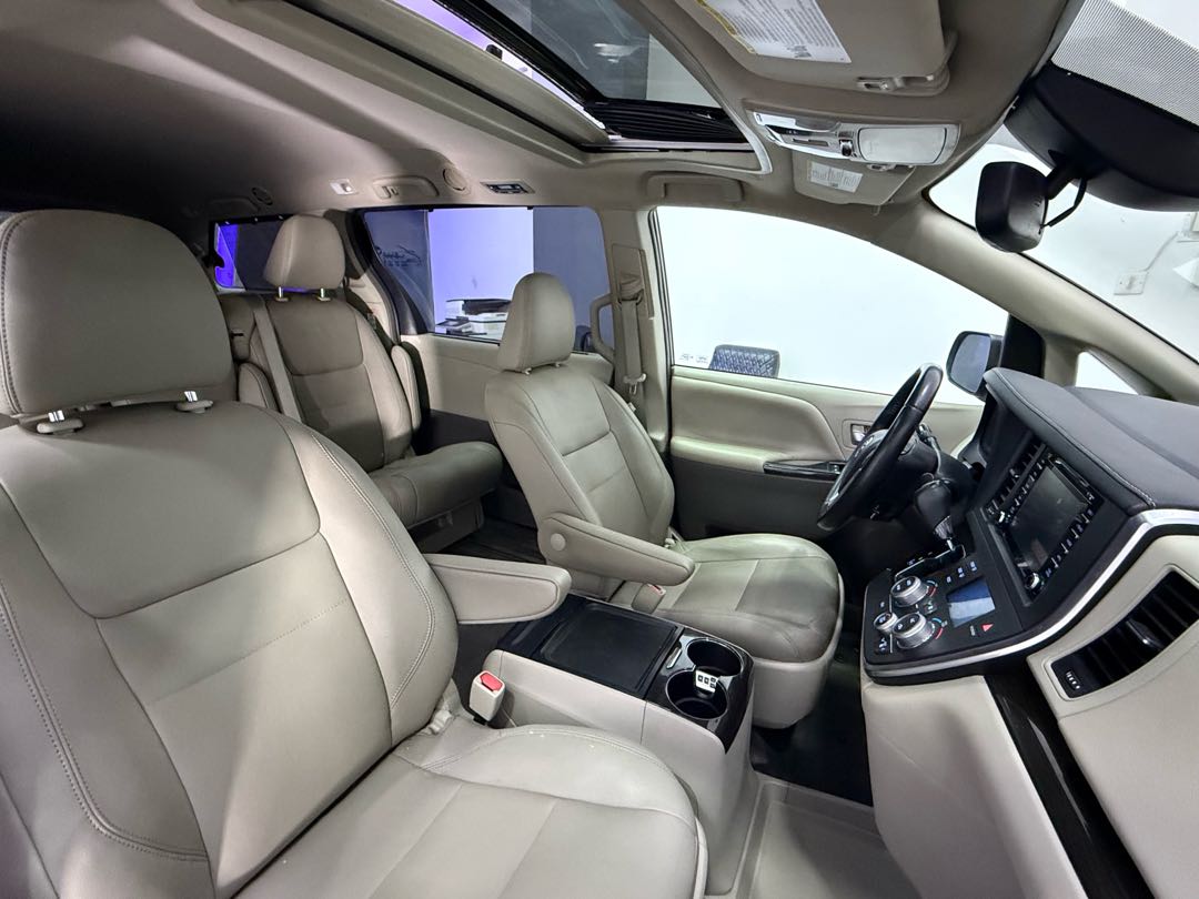 Car Image 2019 TOYOTA SIENNA 