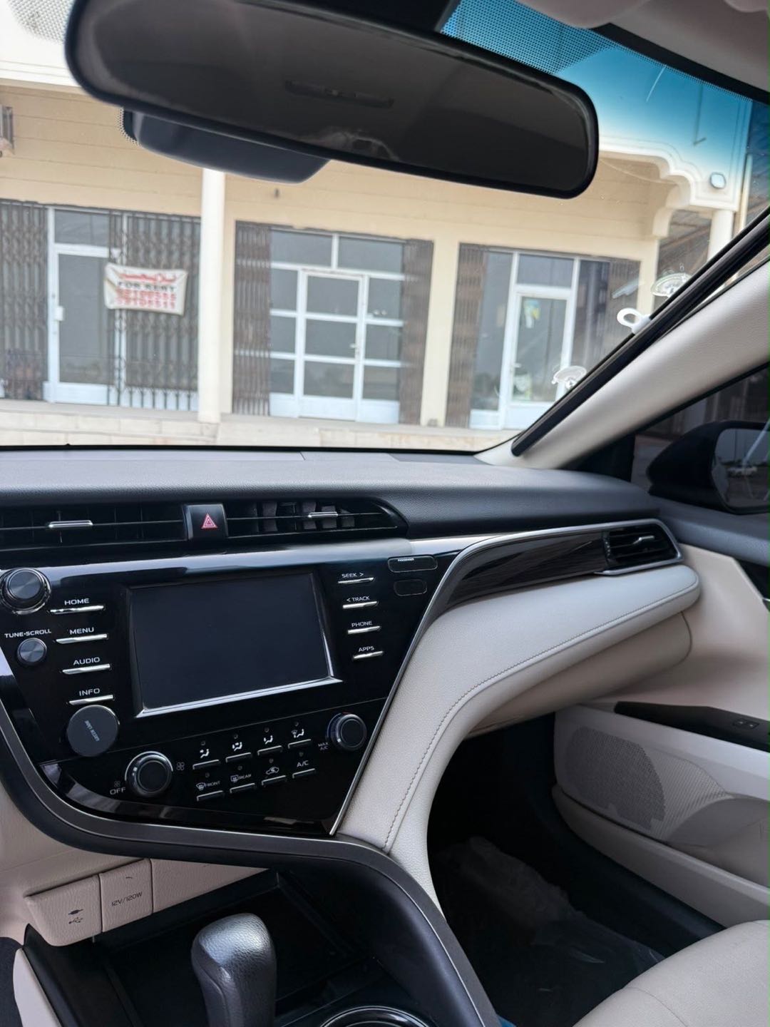 Car Image 2018 TOYOTA CAMRY LE