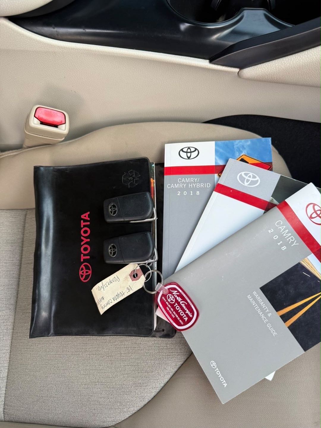 Car Image 2018 TOYOTA CAMRY LE