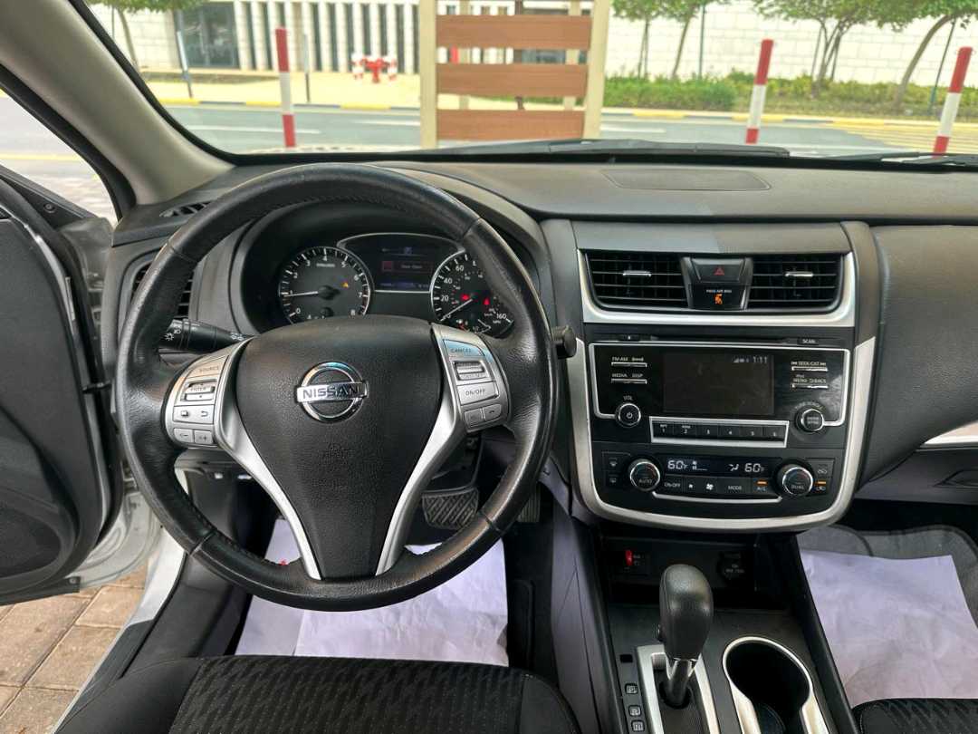 Car Image 2017 NISSAN ALTIMA SV
