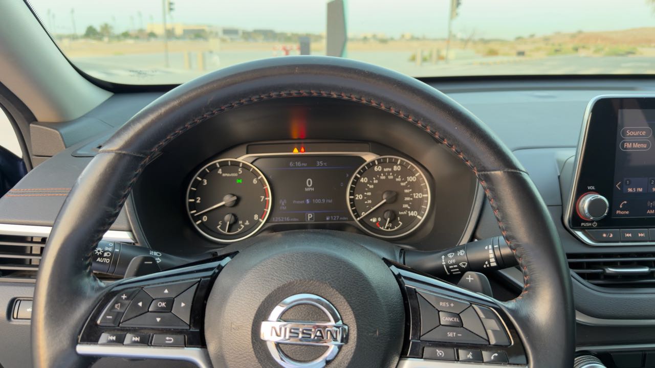 Car Image 2019 NISSAN ALTIMA SR