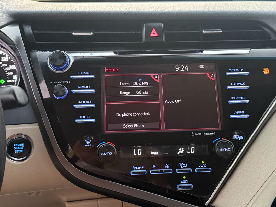 Car Image 2018 TOYOTA CAMRY LE
