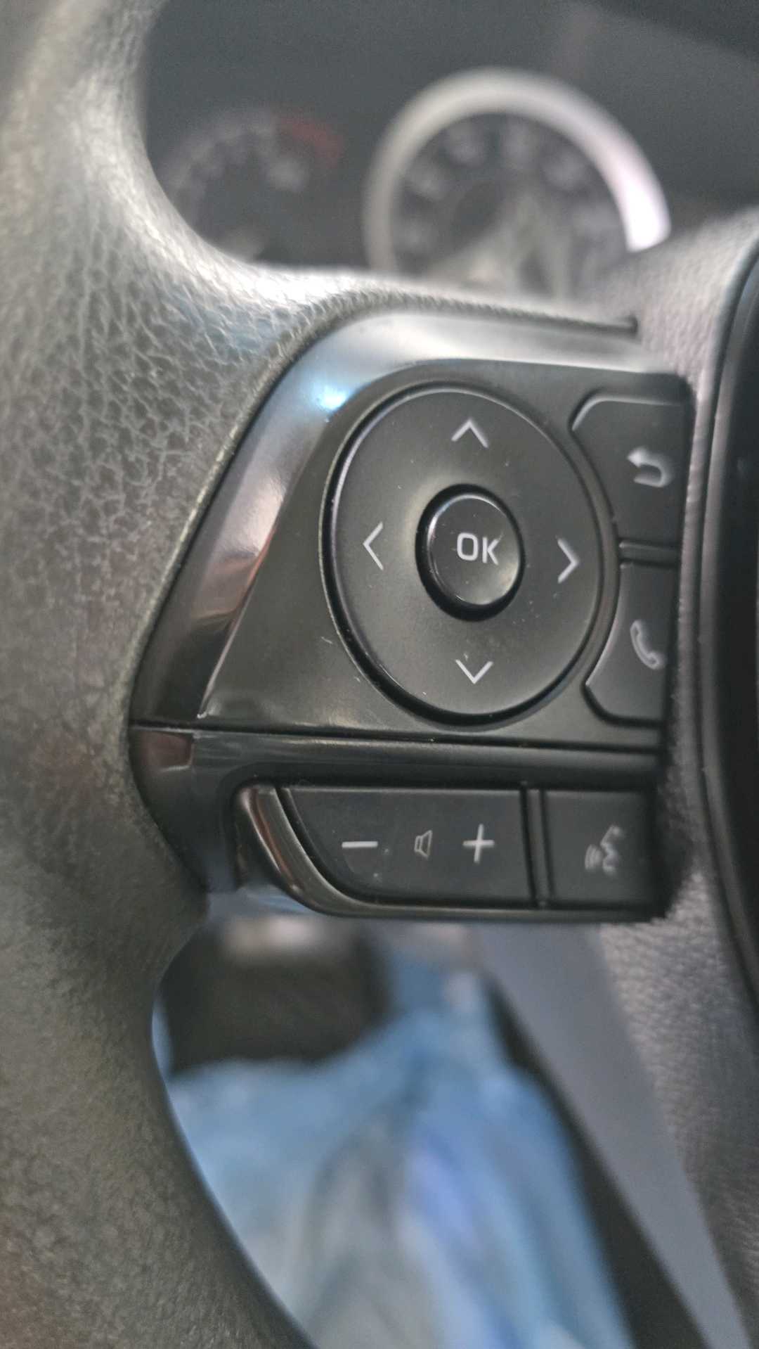 Car Image 2020 TOYOTA COROLLA LE