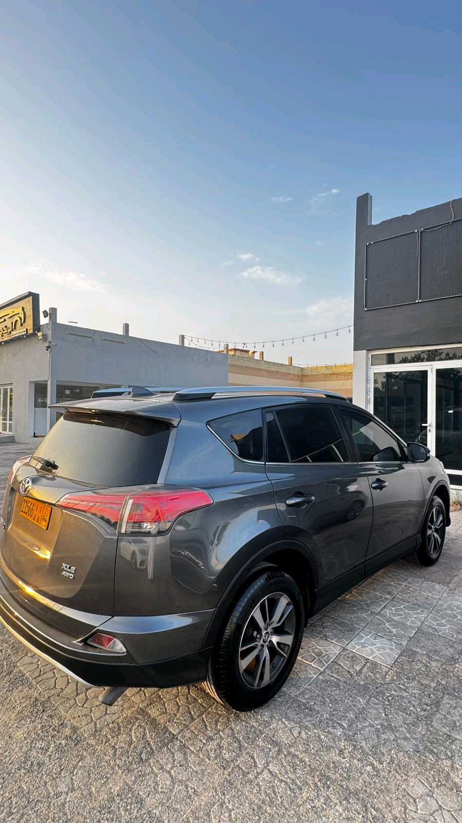 Car Image 2018 TOYOTA RAV4 XLE
